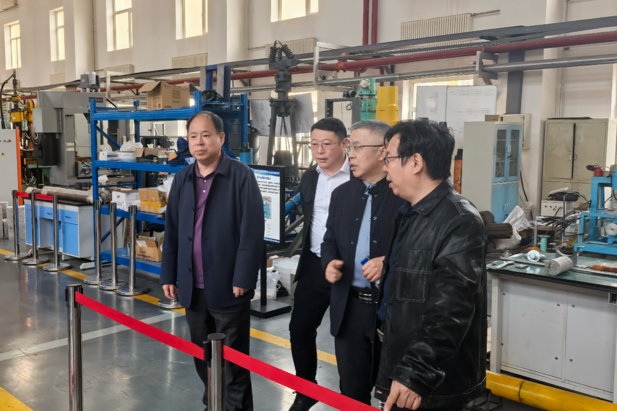 一群穿着西装的人站在一起AI 生成的内容可能不正确。